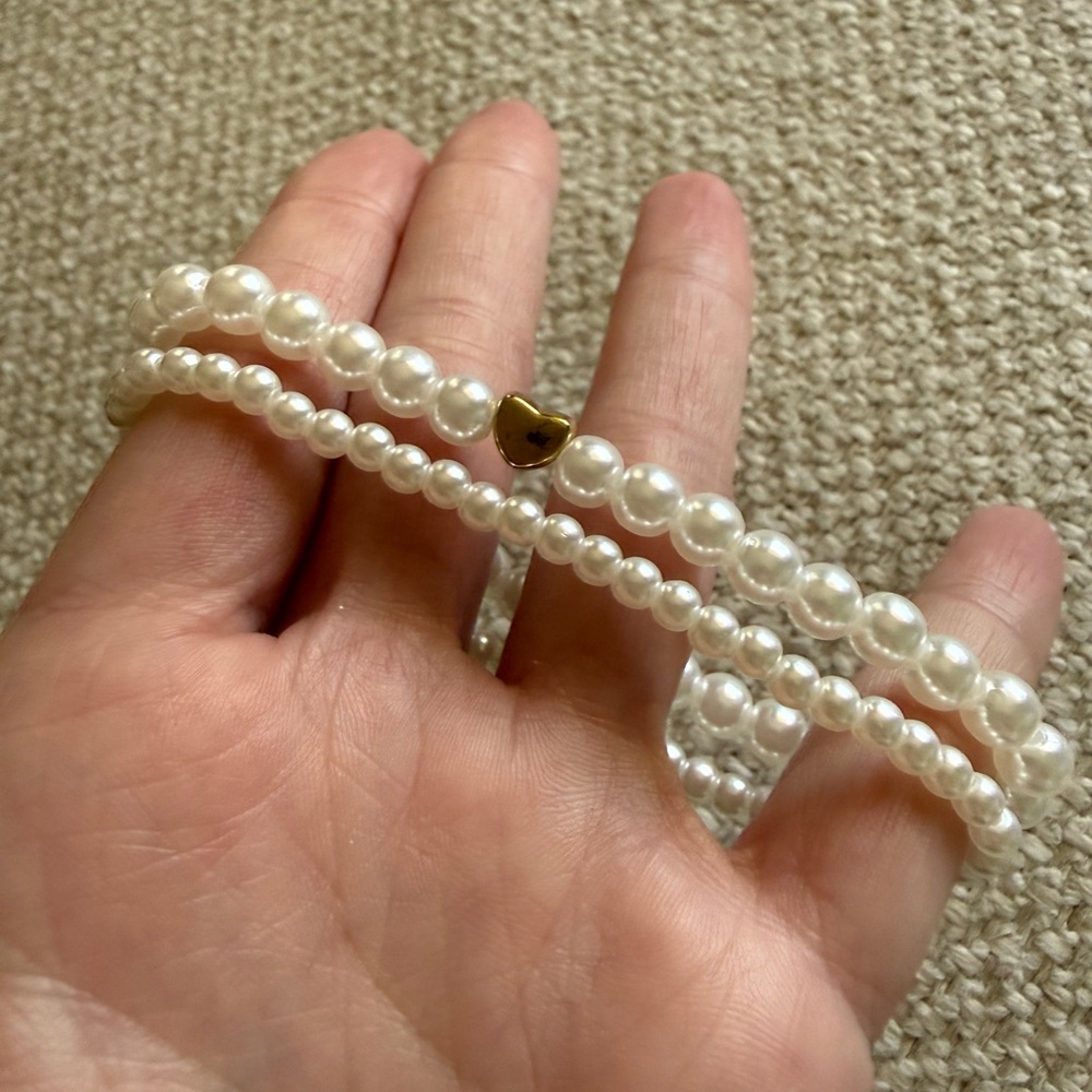 Dainty Pearl Bracelet Stack w/ Gold Heart Charm (2pc) - Picture 3 of 4